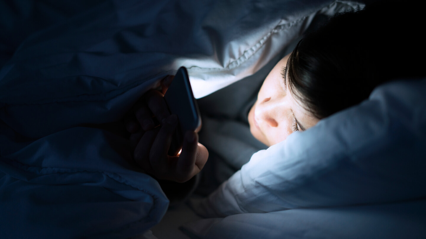 Doomscrolling-sueño-adolescentes
